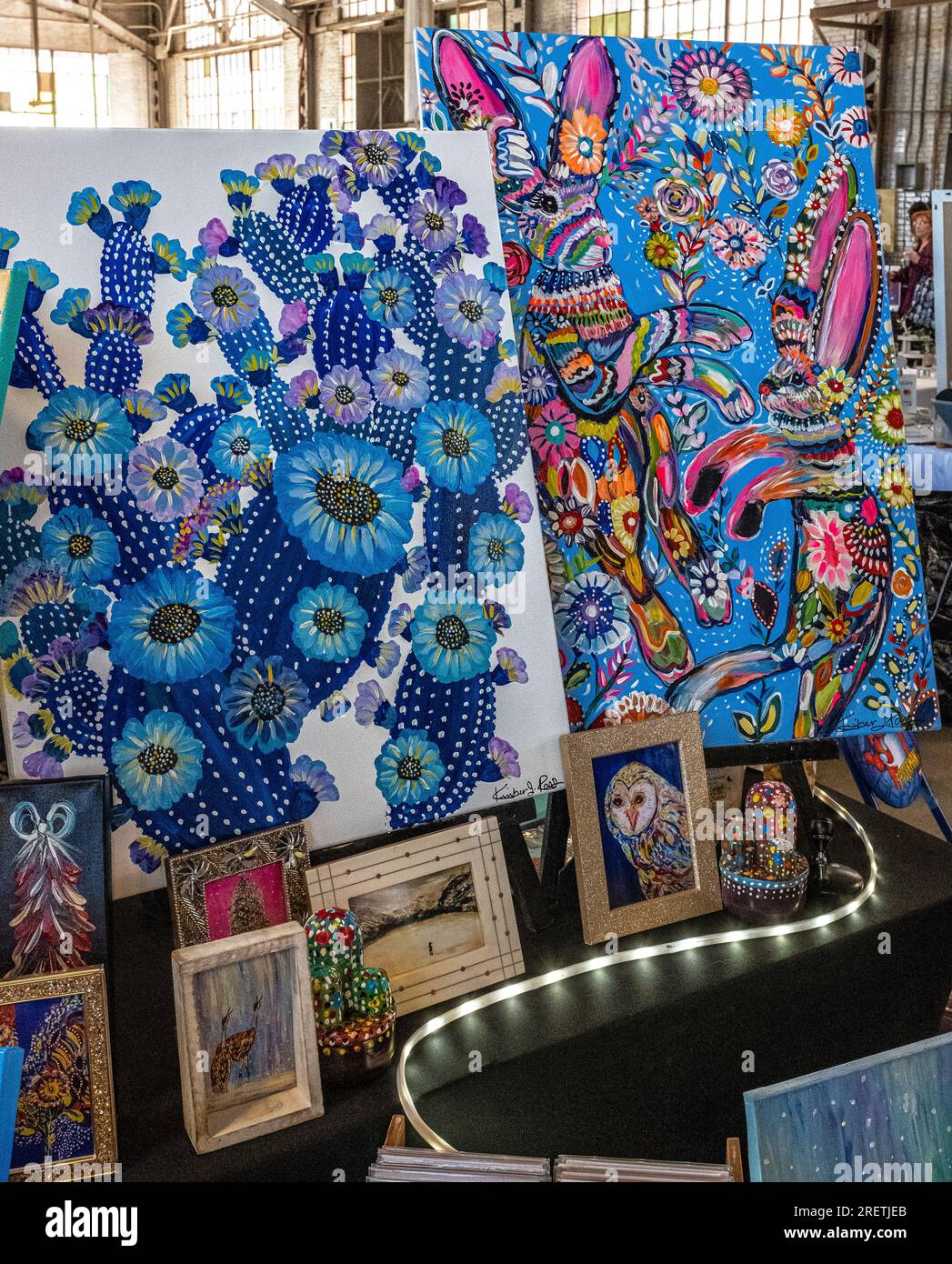 Gemälde zum Verkauf auf dem Rail Yards Market, Albuquerque, New Mexico von Kimber Ross Stockfoto