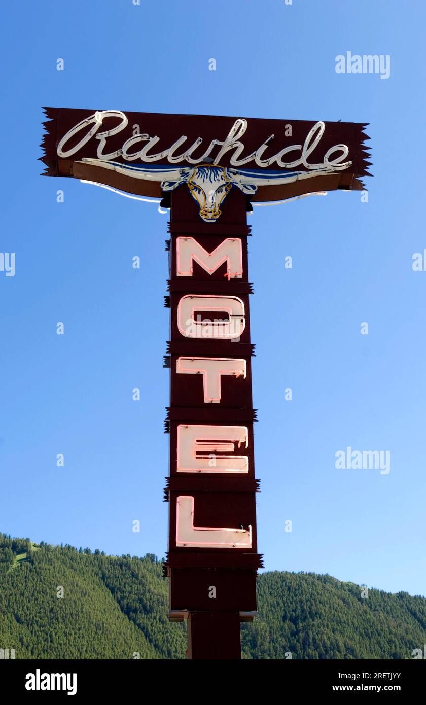 Schild für Rawhide Motel in Jackson Hole, Wyoming Stockfoto