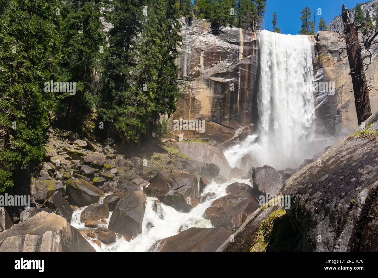 Majestätische Vernal Falls an einem sonnigen Tag in Yosemite. Stockfoto