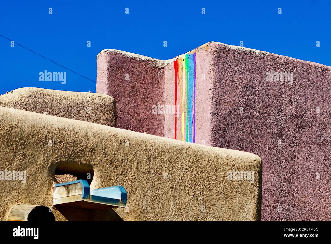 Taos, New Mexico, USA - 23. Juli 2023: Eine traditionelle lehmwand in Taos Plaza zeigt eine künstlerische Darstellung eines Regenbogens, bekannt als „Gottes Versprechen“. Stockfoto