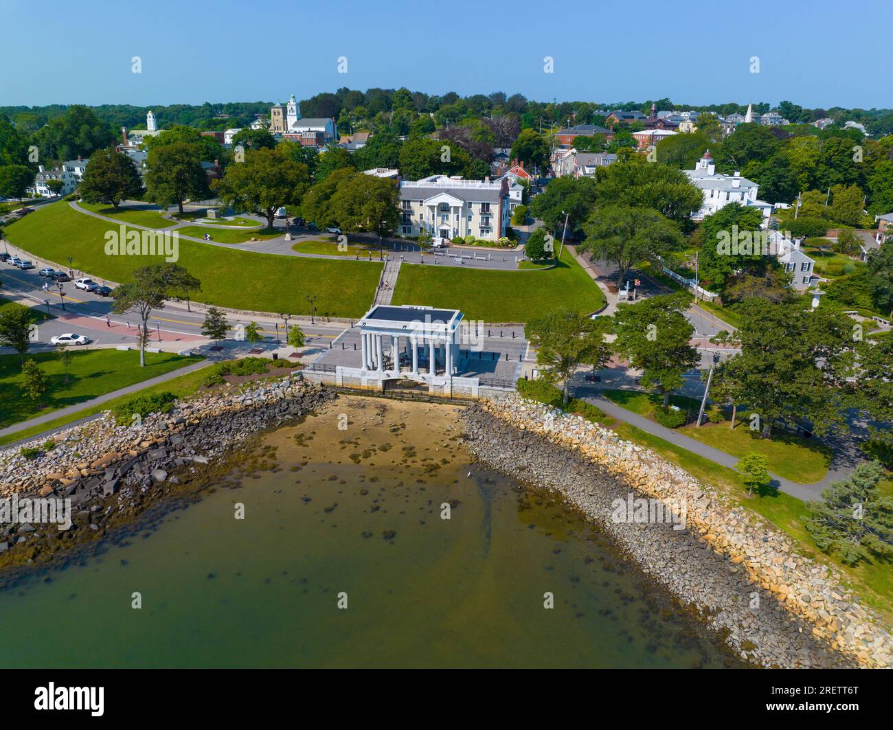 Das historische Stadtzentrum von Plymouth aus der Vogelperspektive, einschließlich Plymouth Rock Building am Ufer, Plymouth, Massachusetts, MA, USA. Stockfoto