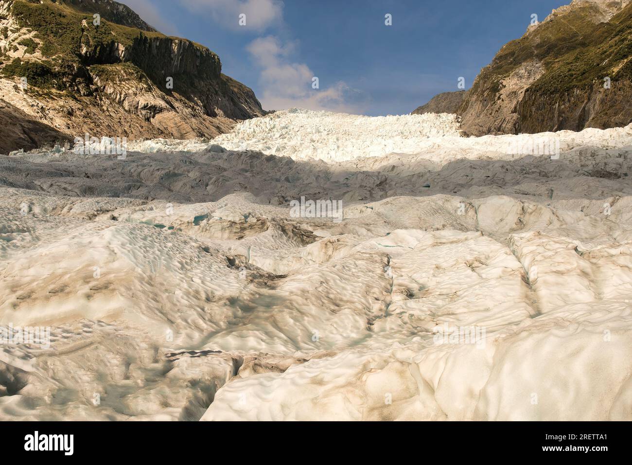 Sie fliegen mit dem Hubschrauber zum Gletscher und wandern dann per Heli auf dem Gletscherboden hoch oben auf den Berggipfeln der südlichen Alpen auf dem Fox-Gletscher Stockfoto