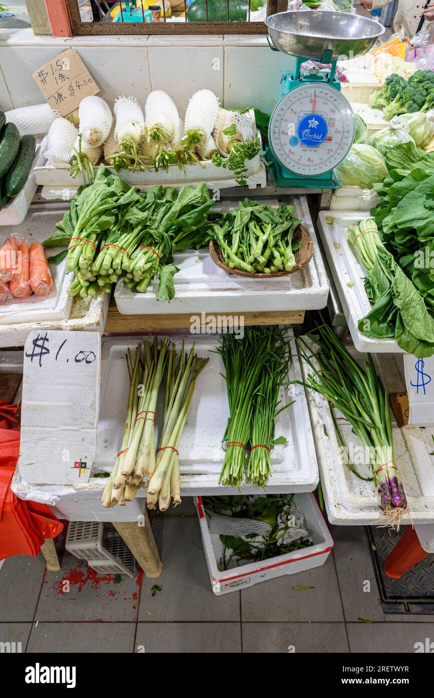 Frisches Gemüse wird an einem Stand im Chinatown Complex Wet Market, Chinatown, Singapur ausgestellt Stockfoto