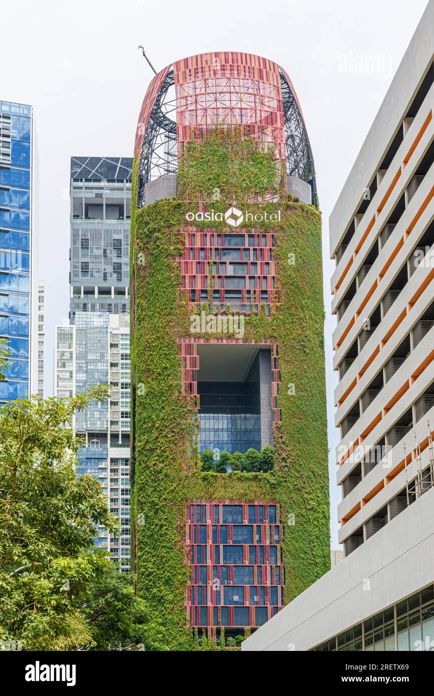 Fassade des Oasia Hotel Downtown mit vertikalem Garten, Tanjong Pagar, Singapur Stockfoto
