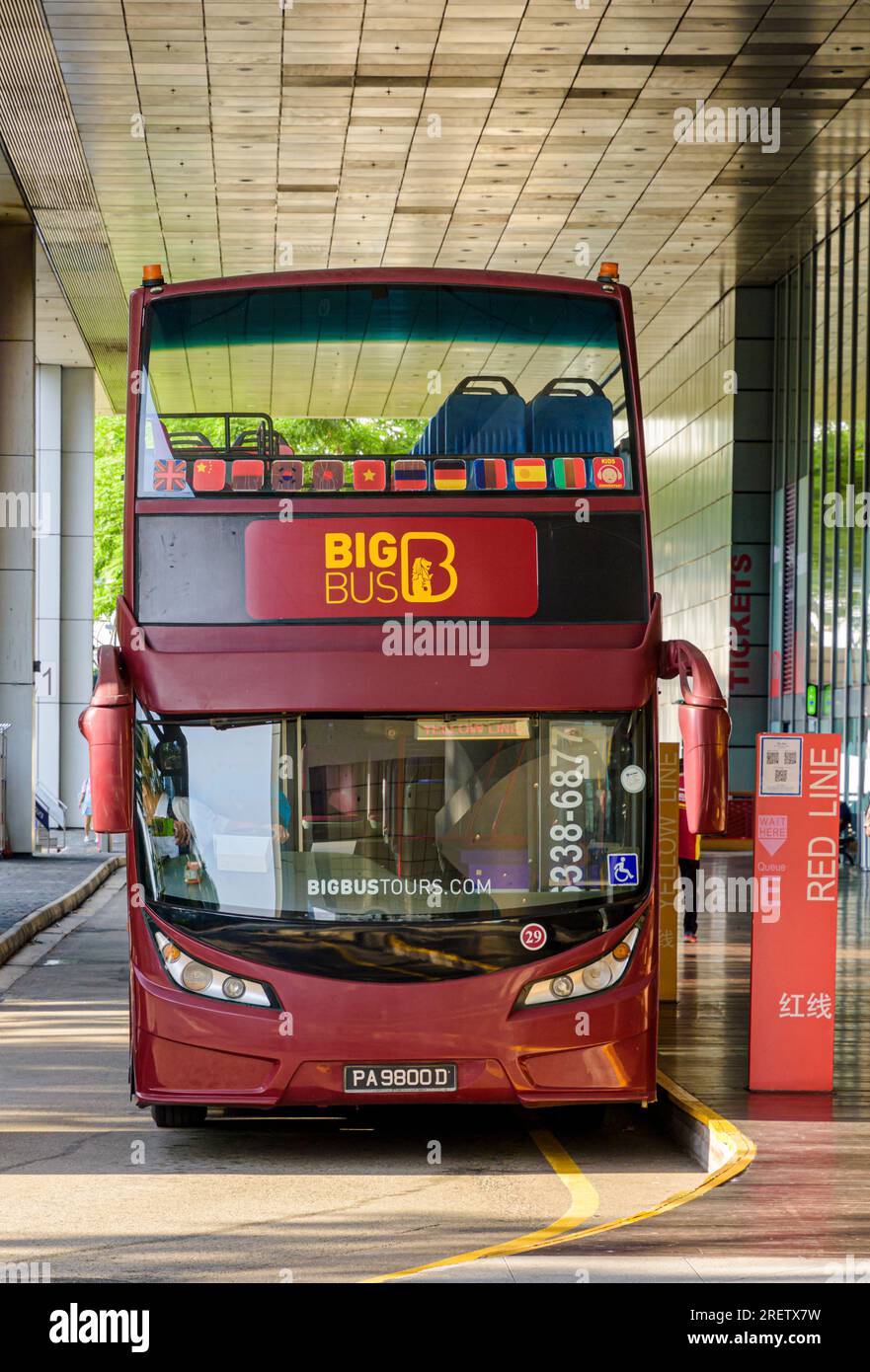 Big Bus in Singapur, ein roter Doppeldeckerbus mit offenem Oberdeck, der eine festgelegte Route für Passagiere zum Hop-on-Hop-off fährt Stockfoto