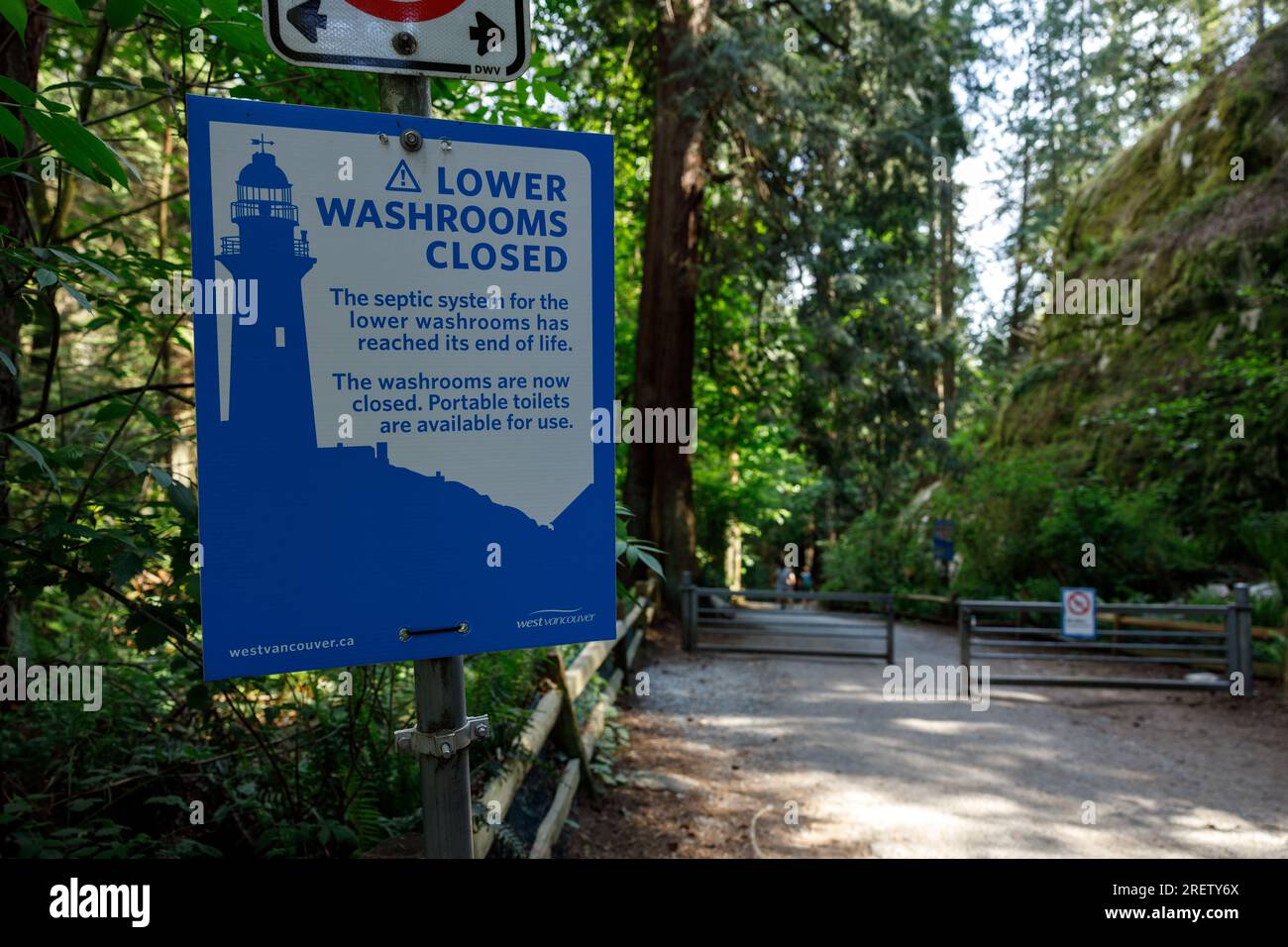 West Vancouver, Kanada -20,2023. Mai: Blick auf das Schild Lower WCs Closed im Lighthouse Park in West Vancouver Stockfoto