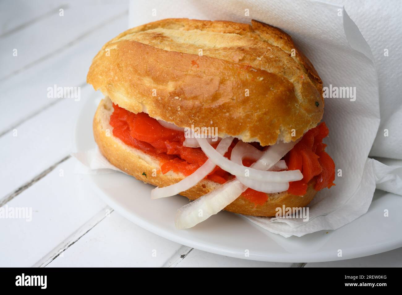 Fischbrotchen- oder Fischsandwich mit geräuchertem Lachsersatz aus Seelachs oder Lachsersatz aus Pollack Stockfoto