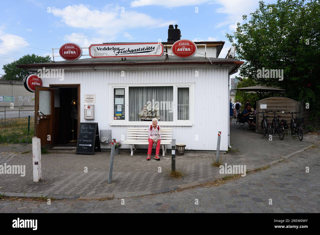 Veddel, Hamburg, Deutschland - Juni 15 2023: Veddeler Fischgaststatte, ein legendäres Restaurant, das gebratenen Fisch serviert. Stockfoto