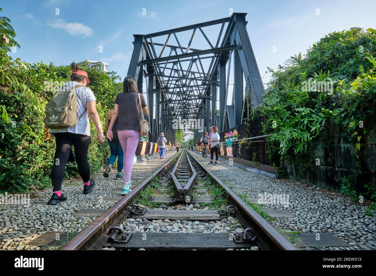 Wanderer überqueren die Bukit Timah Truss Bridge, eine Brücke entlang der stillgelegten Eisenbahnlinie nach Malaysia, die gesamte Strecke ist jetzt ein grüner Gürtel und Wanderweg Stockfoto