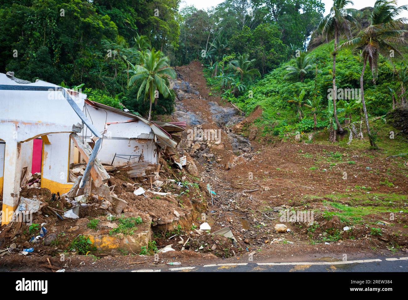 Ein Erdrutsch zerstörte mehrere Häuser in der Nähe der Festung Fuerte Santiago im Dorf Portobelo, Provinz Colon, Republik Panama, Mittelamerika. Stockfoto
