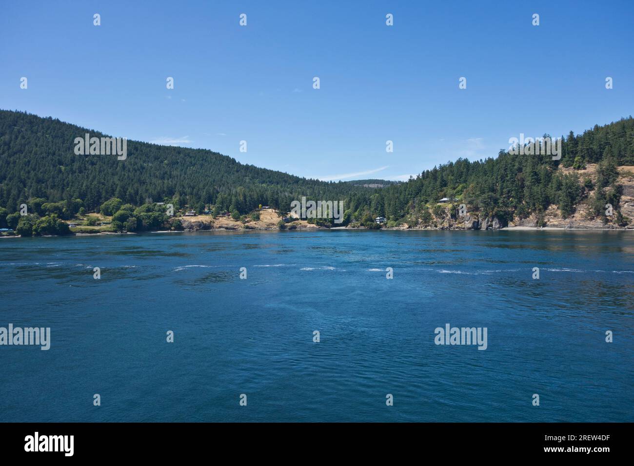 Blick auf die Insel Galiano vom Wasser aus auf einer BC-Fähre im Juli 2023. Stockfoto
