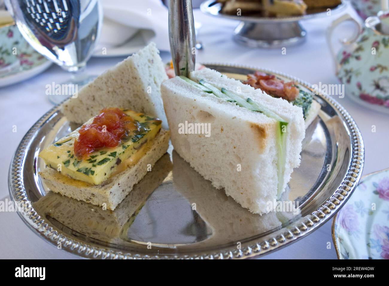 Im Pendray Inn in Victoria, British Columbia, Kanada, gibt es leckere Tee-Sandwiches zum Nachmittagstee Stockfoto