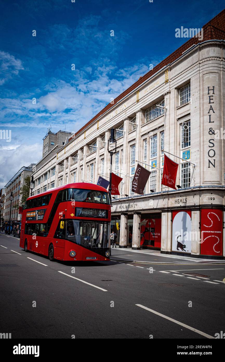 Heals London Store auf der Tottenham Court Road London. Vor dem Möbel- und Designshop der Heilung winken Flaggen. Gegründet 1810 von John Harris Heal & Son. Stockfoto