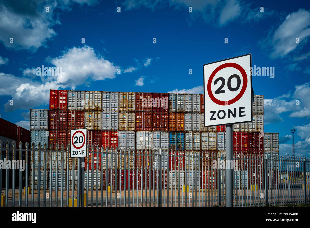 Container im Hafen von Felixstowe, dem größten Containerhafen Großbritanniens. Containerversand im Hafen von Felixstowe. Stockfoto