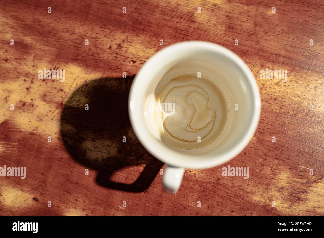 Der Kaffee hinterlässt schmutzige Flecken auf dem Boden einer Tasse Stockfoto