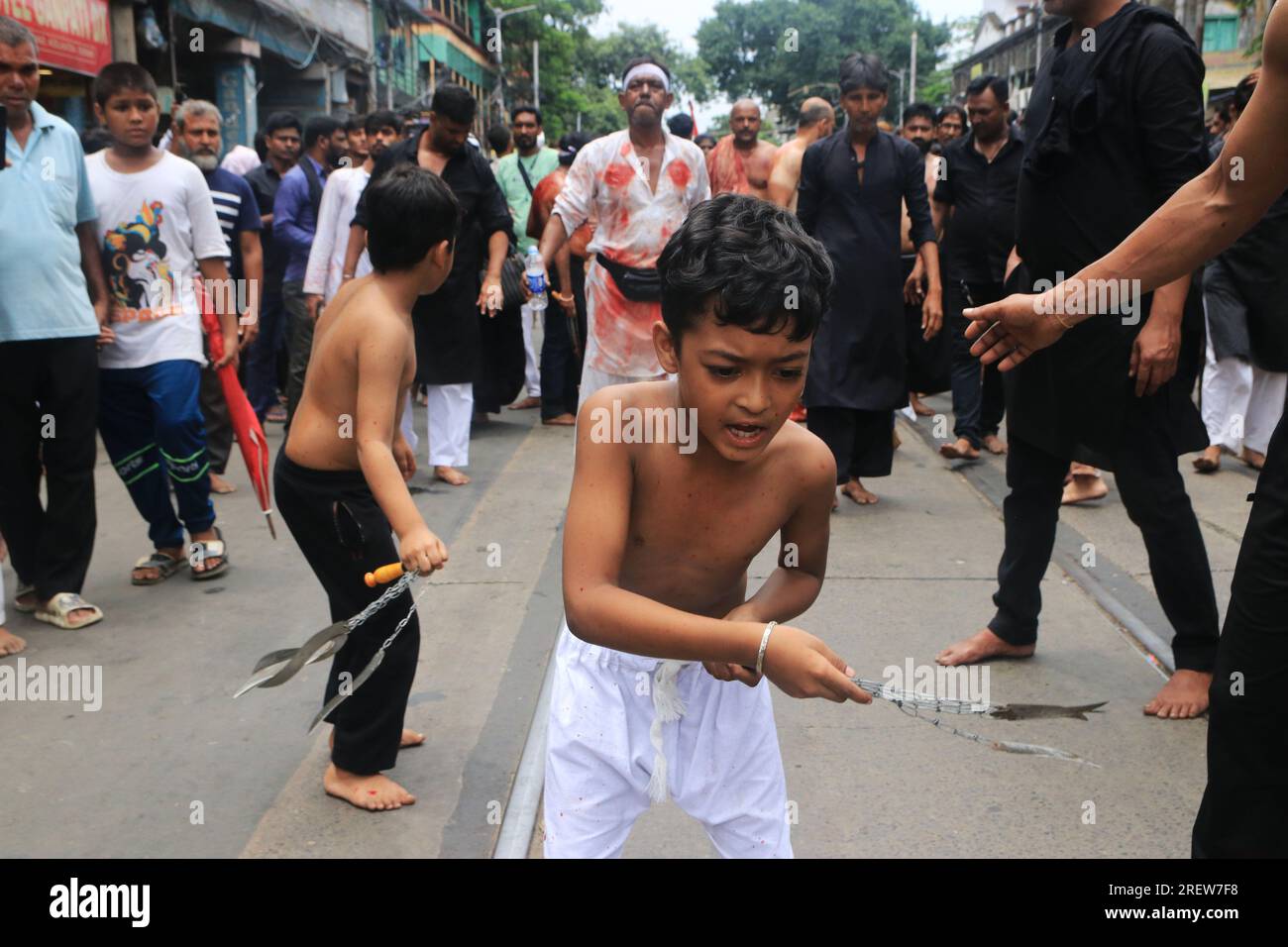 Nicht exklusiv: 29. Juli 2023, Kolkata, Indien: Schiitische muslimische Trauerjäger flagellieren sich während einer Prozession am zehnten Tag Muharrams, die an diesem Tag feiert Stockfoto