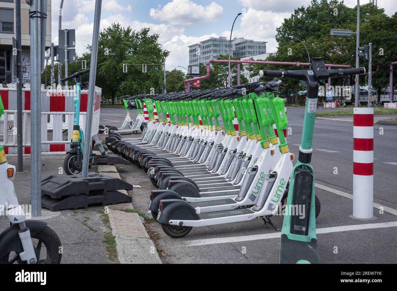 Deutschland , Berlin , 18.07.2023 , Elektrischer Roller im Berliner Stadtteil im Berliner Ostbahnhof Stockfoto