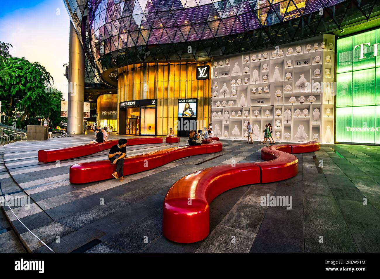 ION Orchard Shopping Mall, ION ist eines der berühmten Shopping Malls in Singapur. Stockfoto