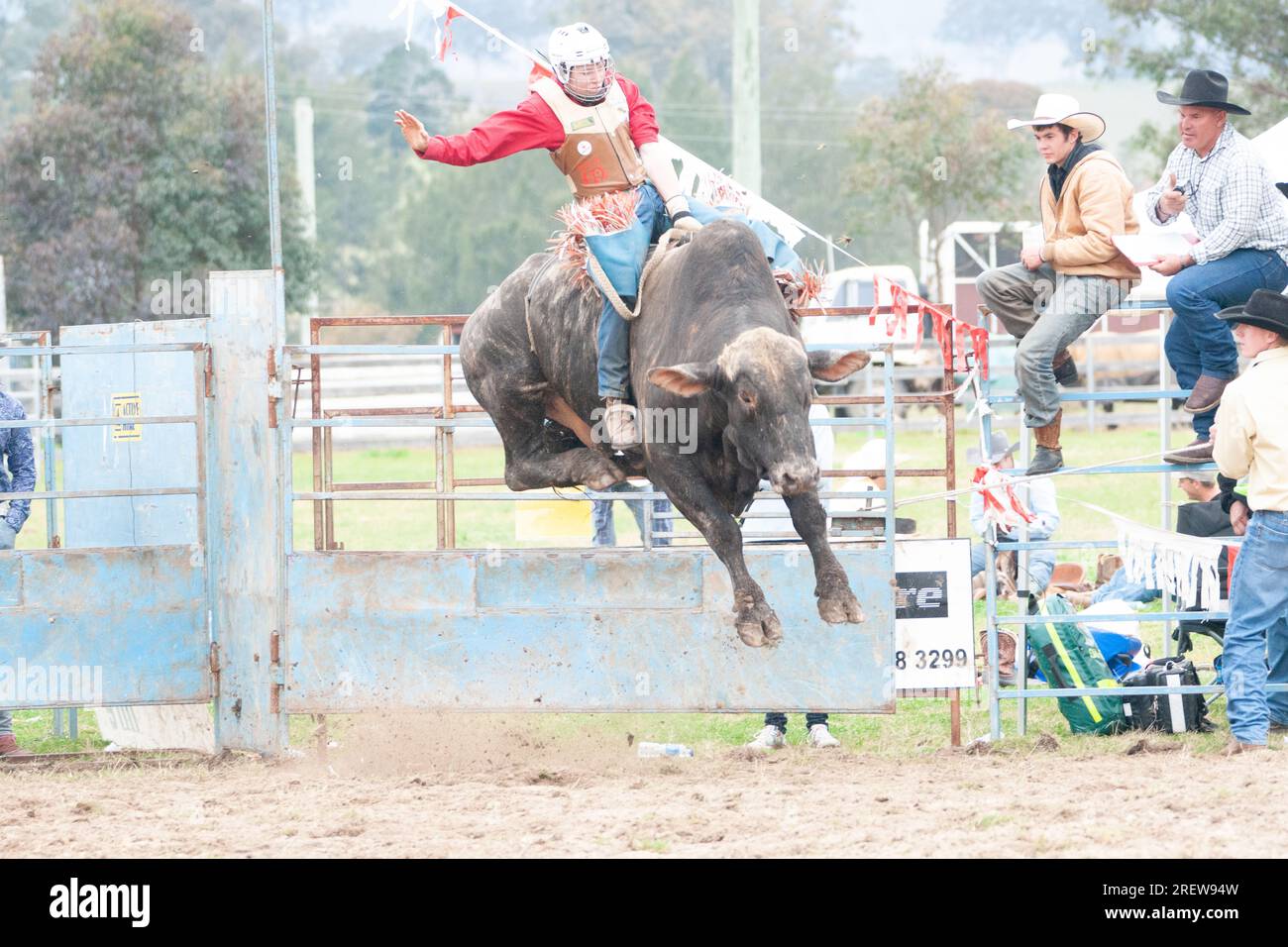 Fotos von Männern, Frauen und Kindern, die beim Rodeo in gresford auf Pferden und Bullen bei verschiedenen Veranstaltungen mitmachen Stockfoto