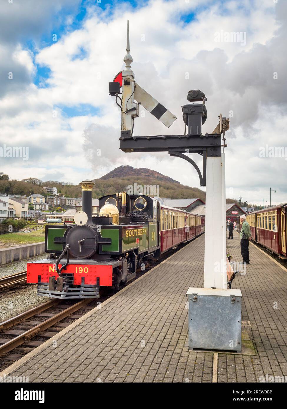17. April 2003: Porthmadog, Gwynedd, Wales - Abfahrt des Zuges vom Hafenbahnhof, Porthmadog, auf den Waliser Hochland- und Ffestiniog-Linien. Stockfoto