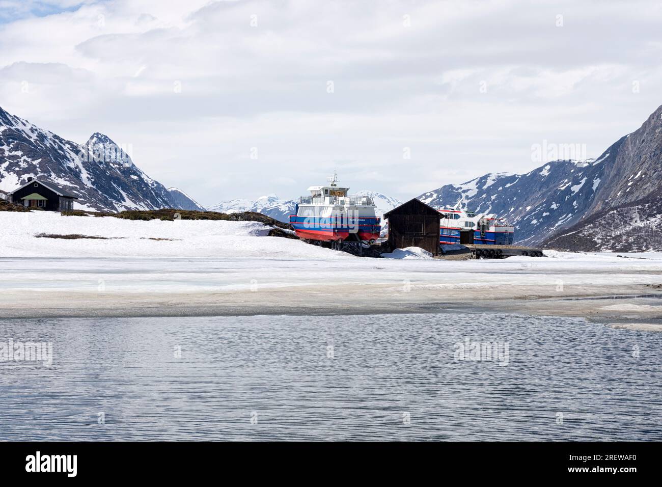 Am östlichen Ende des fast gefrorenen Gjende-Sees in der Nebensaison. Die Ausflugsboote sind noch an Land. Gjendesheim, Gemeinde Vågå, Innlandet, Norwegen Stockfoto