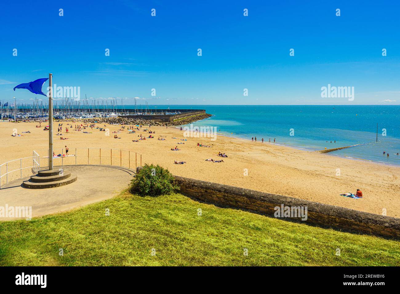Touristen genießen ein Sonnenbad auf der Plage de la Noëveillard am Atlantik in Pornic, Frankreich Stockfoto