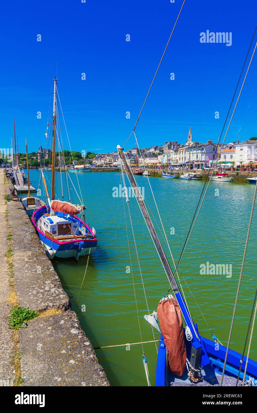 Pornic, Frankreich. 10. Juni 2023. Traditionelle Holzboote, die an einem sonnigen Tag im Hafen der Stadt festgemacht sind Stockfoto