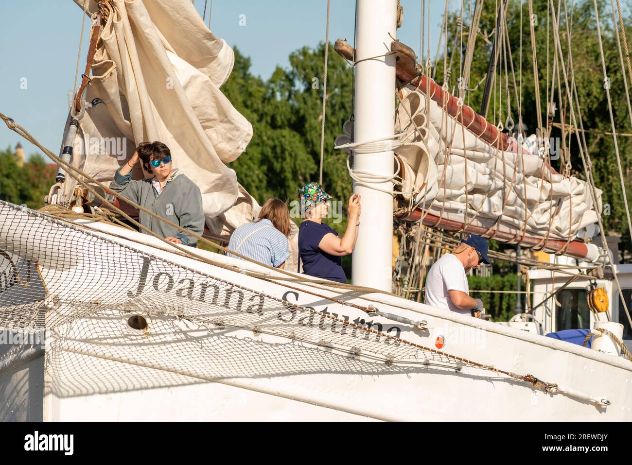 Touristen an Bord des Joanna Saturna Segelschiffs Schoner auf dem Fluss Motlawa in der Altstadt von Danzig, Polen, Europa, EU Stockfoto