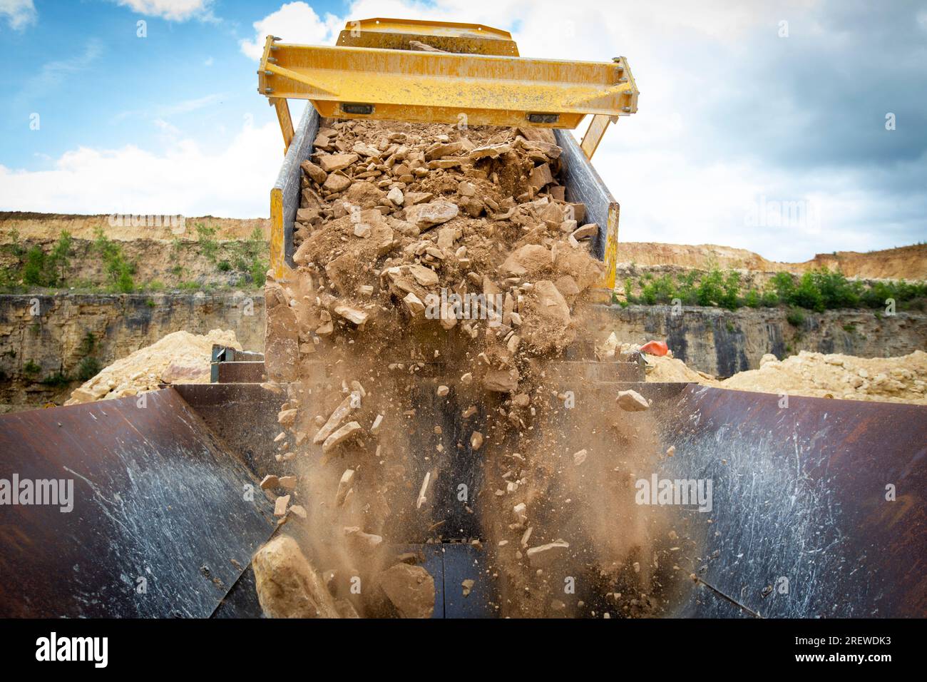 Ein Steinbruch in der Nähe von Tadcaster North Yorkshire, Großbritannien. Große Maschinen und Anlagen stellen das Zuschlaggut in den Gütesiegel und verarbeiten es , bevor es mit dem LKW zu den Kunden transportiert wird . Stockfoto