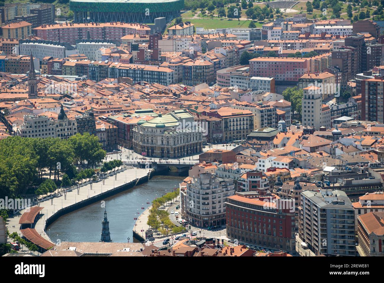 Panoramablick auf Bilbao. Perspektive von oben auf die Stadt. Vor der Altstadt und dem Fluss Nervion, im Hintergrund die Berge Stockfoto