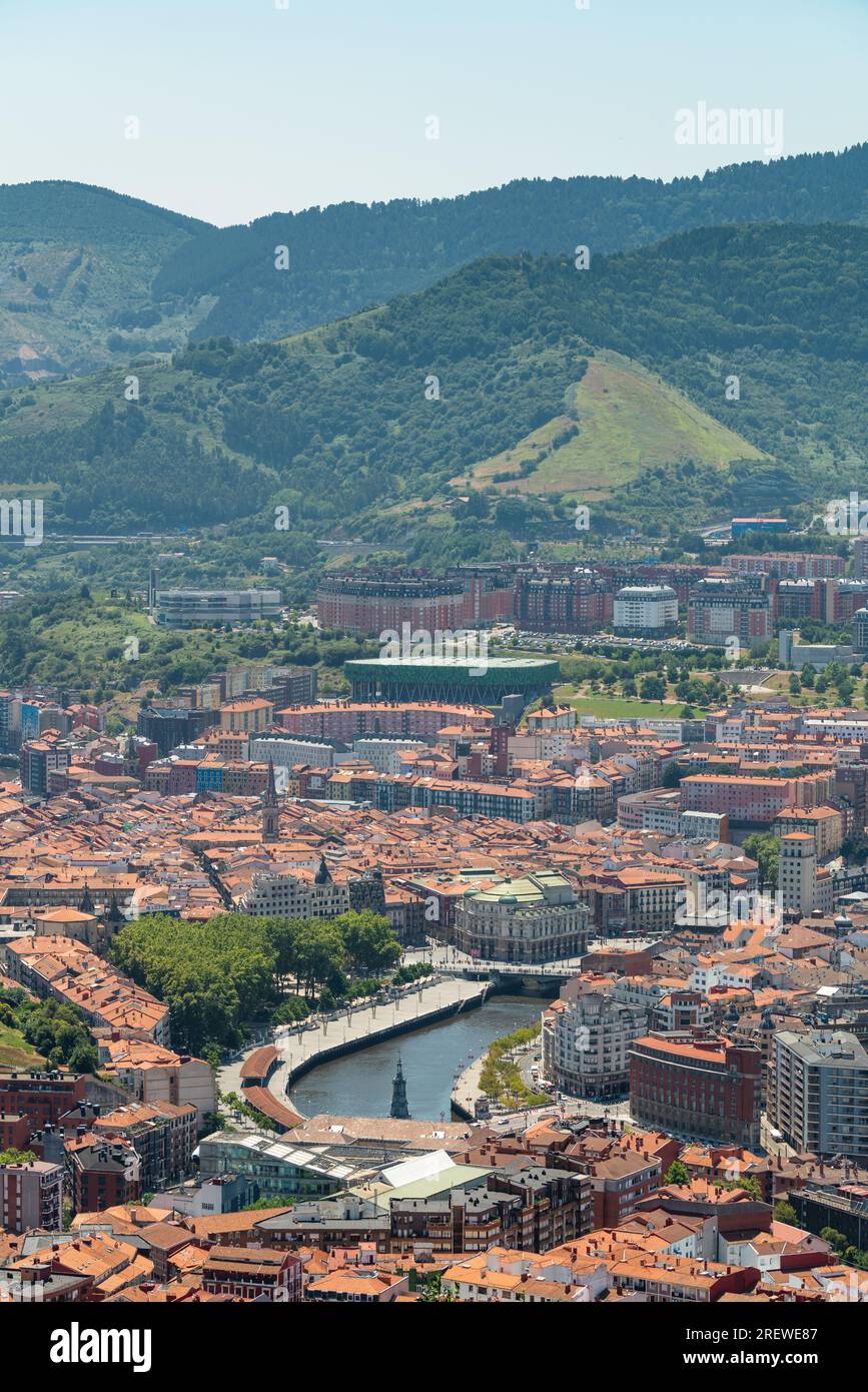 Panoramablick auf Bilbao. Perspektive von oben auf die Stadt. Vor der Altstadt und dem Fluss Nervion, im Hintergrund die Berge Stockfoto