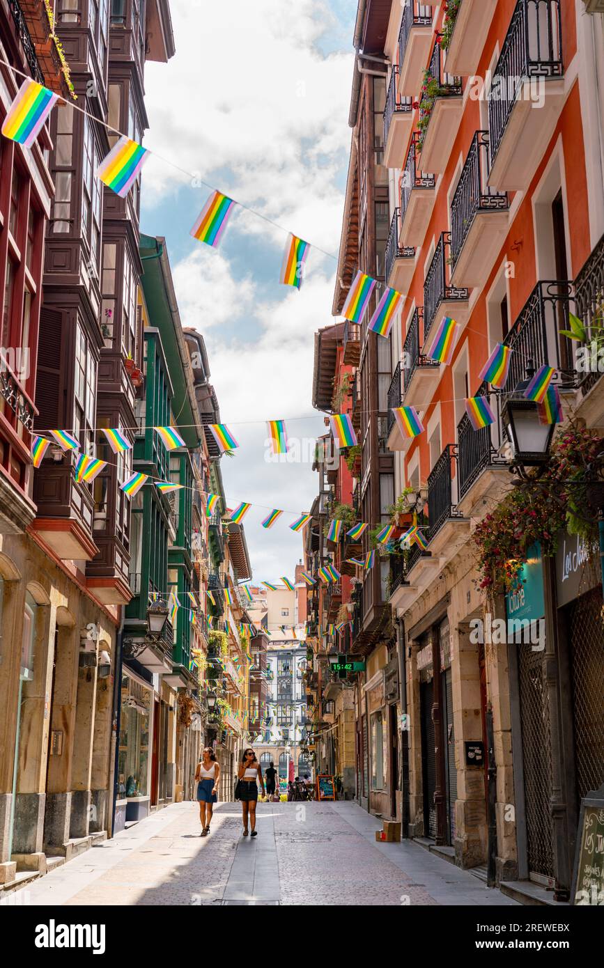 Wunderschöne Straßen der europäischen Stadt Bilbao. Wichtiges Reiseziel in Nordspanien. Blick auf das historische Zentrum. Straße mit LGBT-Flagge. Stockfoto