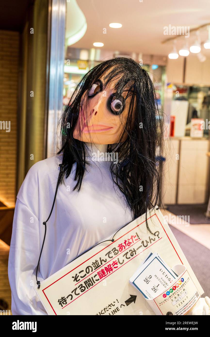 Nächtliche Nahaufnahme des hässlichen grotesken weiblichen Mannikins vor dem Toki Toki Escape Cafe in Dotonbori, dem Unterhaltungs- und Essenszentrum von Osaka. Stockfoto