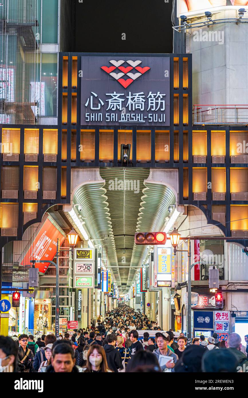 Nächtlicher Blick von der Ebisu-Brücke in Dotonbori, Osaka, auf den Eingang zur sehr langen überdachten und überfüllten Einkaufsstraße Shin Sai bashi suji. Stockfoto