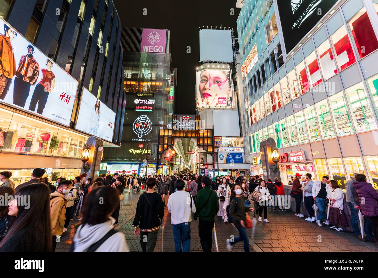 Nächtlicher Blick von der Ebisu-Brücke in Dotonbori, Osaka, auf den Eingang zur sehr langen überdachten und überfüllten Einkaufsstraße Shin Sai bashi suji. Stockfoto