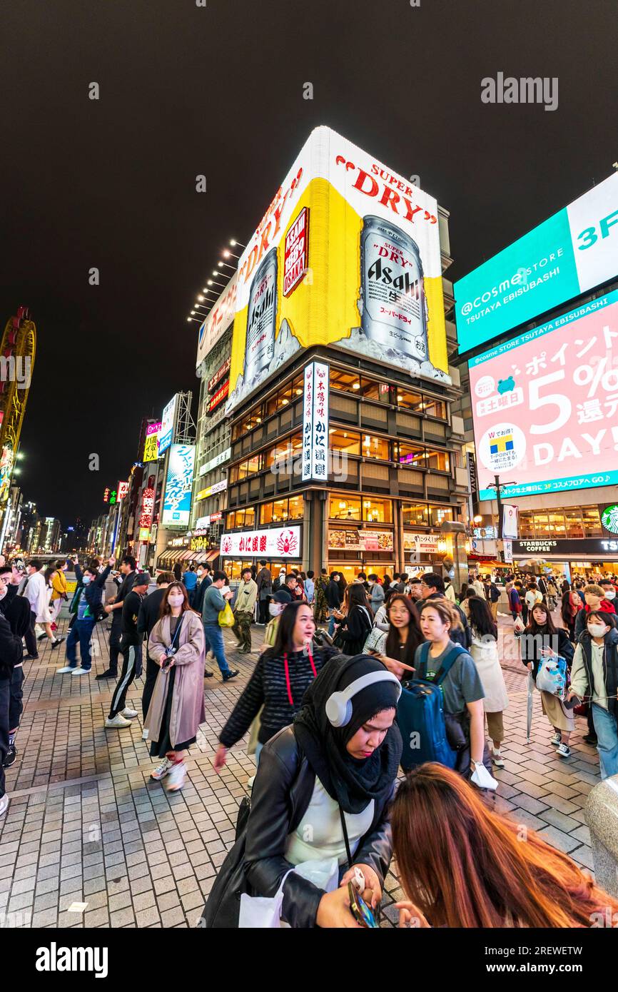 Nachtsicht auf das Kani Doraku Restaurant Gebäude mit seinem riesigen Neonschild einer Asahi Bierdose. Von der Ebisu-Brücke in Dotonbori, Osaka aus gesehen. Stockfoto