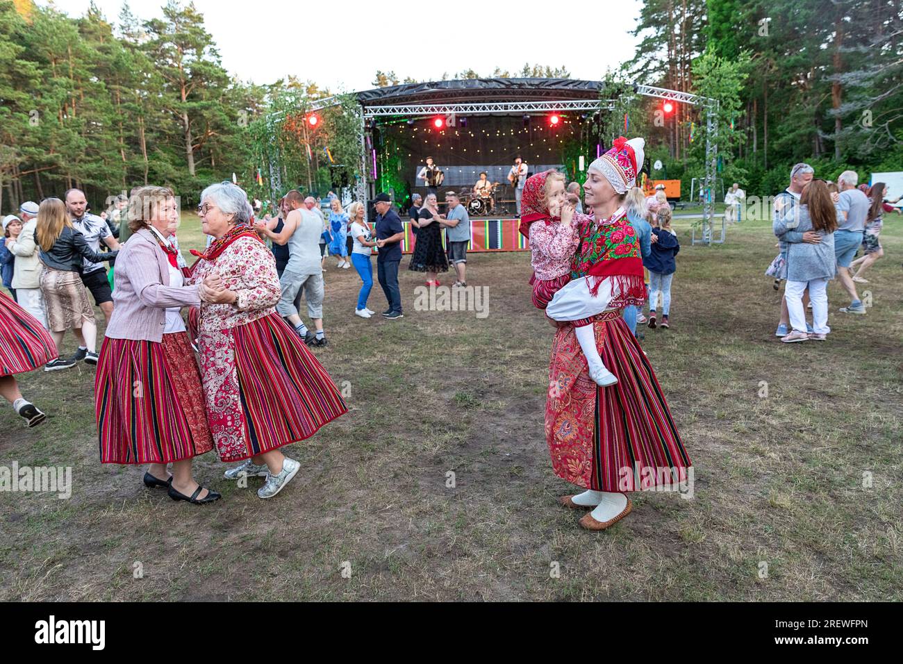 Die Einheimischen tragen traditionelle Volkskleider in kihnu, die auf jaanipaeva, am Hochsommertag auf der Insel kihnu, der ostsee, estland, feiern und tanzen Stockfoto