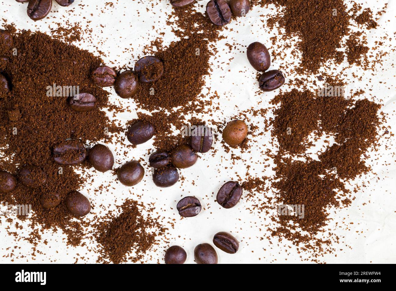 Gemahlener Kaffee, natürlich geröstete Kaffeebohnen, bis das Kaffeegetränk zubereitet ist, angenehmer, natürlicher, teurer Kaffee aus hochwertigen Bohnen, Schließung Stockfoto