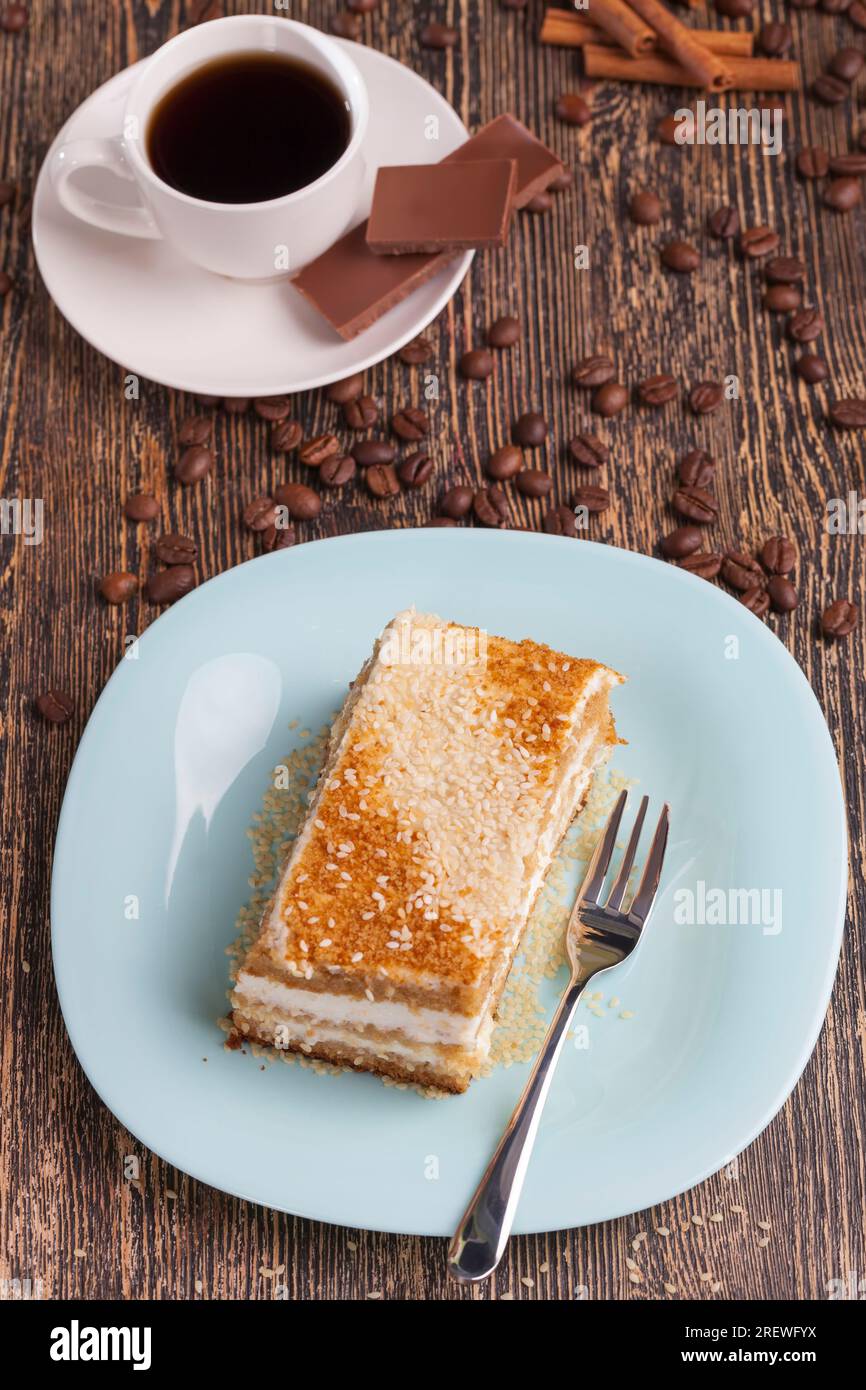Süßes und köstliches mehrschichtiges Dessert aus einer großen Anzahl von Zutaten, ein Stück Kuchen mit einer großen Anzahl an Kalorien zum Essen am Ende o Stockfoto