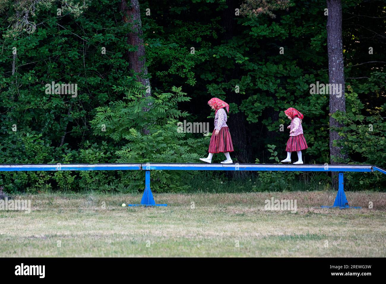 Kinder in traditionellen Volkstrachten spielen auf dem Jaanipaeva Festival, Mittsommer Eve oder St. John's Day auf der Insel Kihnu, Ostsee, Estland Stockfoto