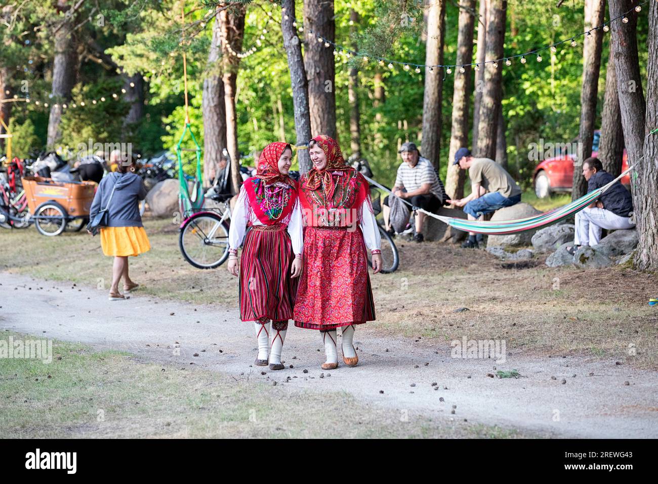 Frauen in traditionellen Volkstrachten am Jaanipaeva Festival, Mittsommer Eva oder St. John's Day auf der Insel Kihnu, Ostsee, Estland Stockfoto