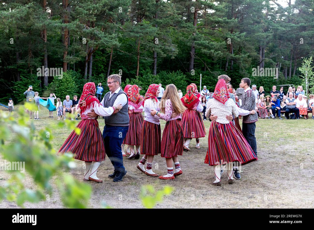 Einheimische in traditionellen Trachten tanzen und feiern Jaanipaeva Festival, Mittsommer Eve oder St. John's Day auf der Insel Kihnu, Ostsee, Estland Stockfoto
