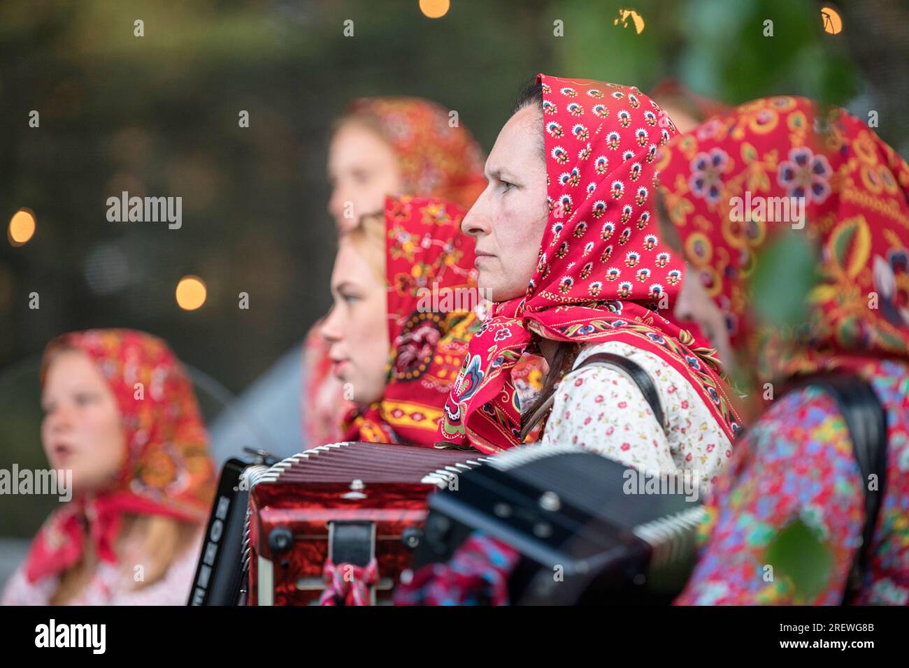 Frau in traditioneller estnischer Volkstracht auf dem Jaanipaeva-Festival, Mittsommer Eva oder St. John's Day auf der Insel Kihnu, Ostsee, Estland Stockfoto