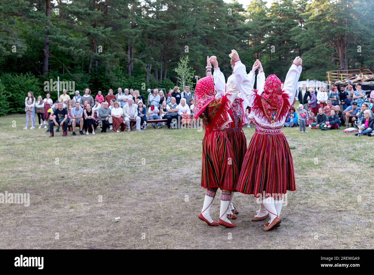 Frauen in traditioneller estnischer Kleidung, die tanzen und den estnischen Nationalfeiertag Jaanipaev auf der Insel Kihnu, Ostsee, Estland feiern Stockfoto