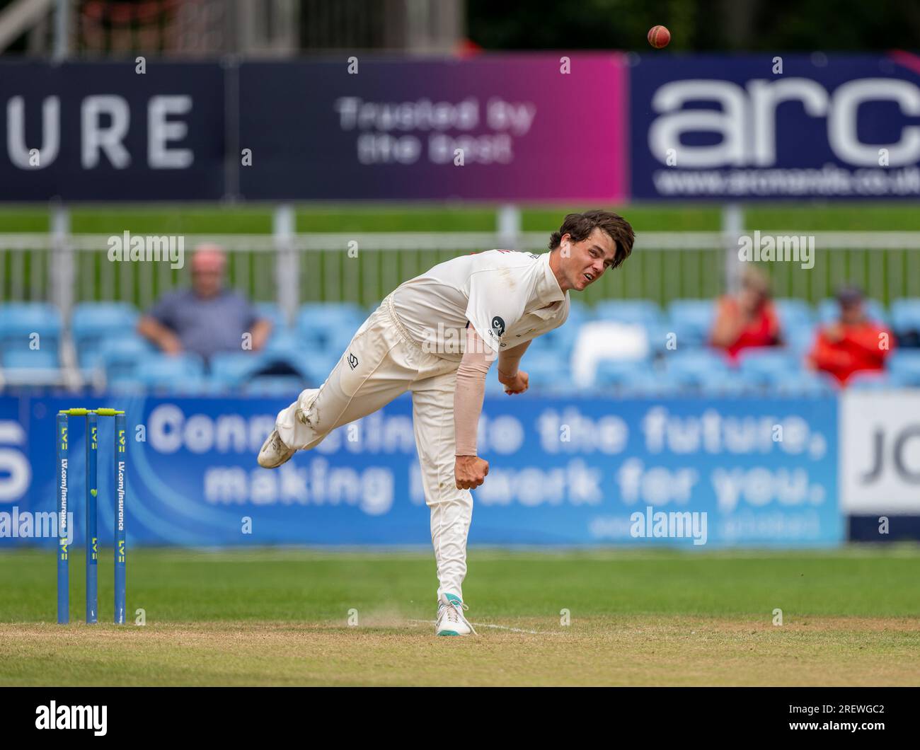 Mitchell Swepson Bowling für Glamorgan bei einer County Championship gegen Derbyshire Stockfoto