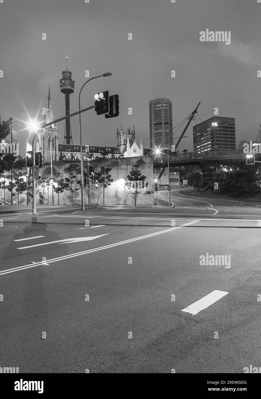 Ein Nachtsicht auf die Stadt Sydney mit Blick auf Cook und Phillip Park an der Riley Street und ihrer Kreuzung mit St Mary's Road, Yurong Parkway und Sir John Young Crescent. Im Hintergrund können Sie die St. Mary's Cathedral und den Sydney Tower sehen. Stockfoto