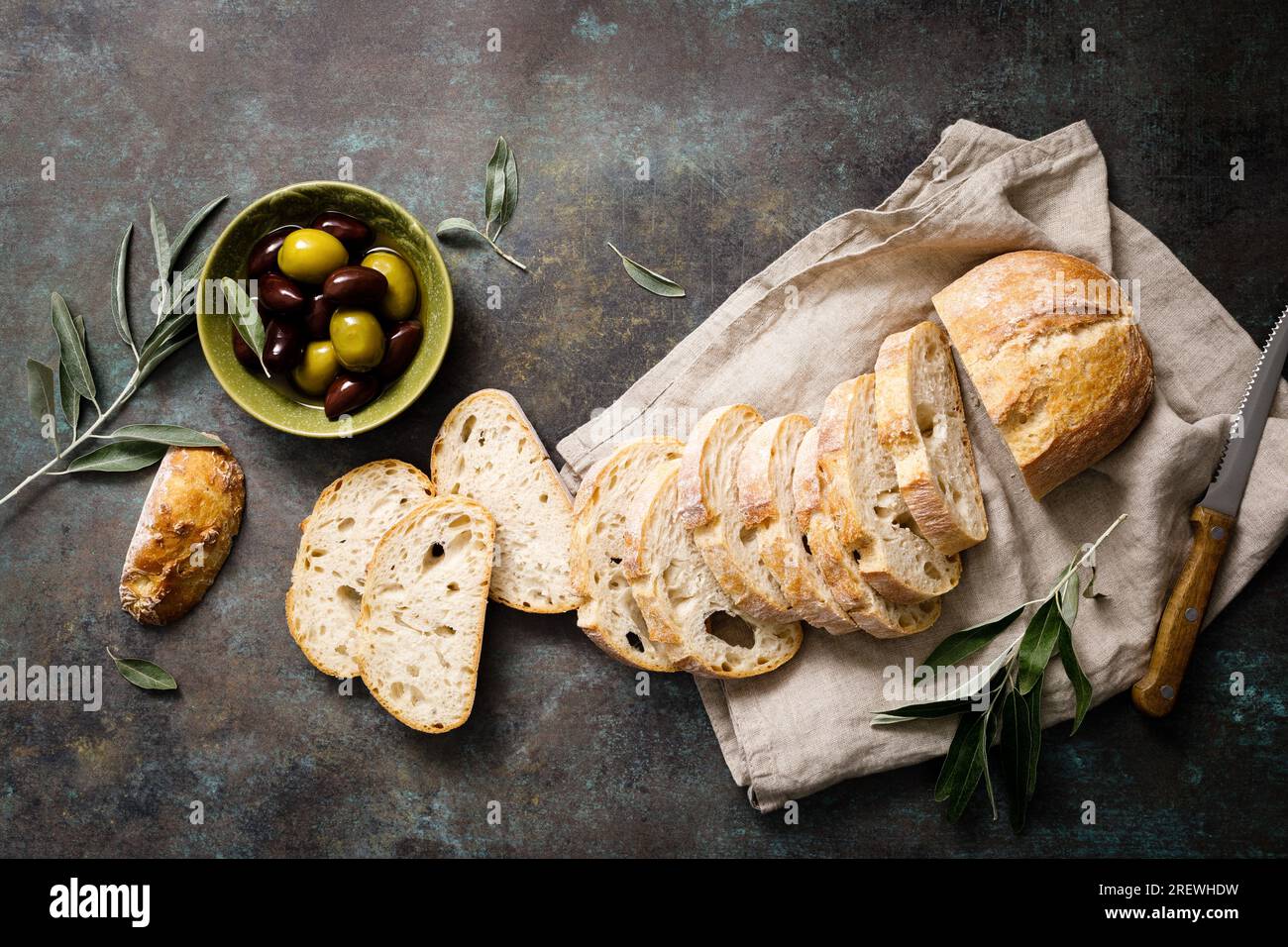 Ciabatta-Brot auf einem Brett geschnitten, Draufsicht Stockfoto