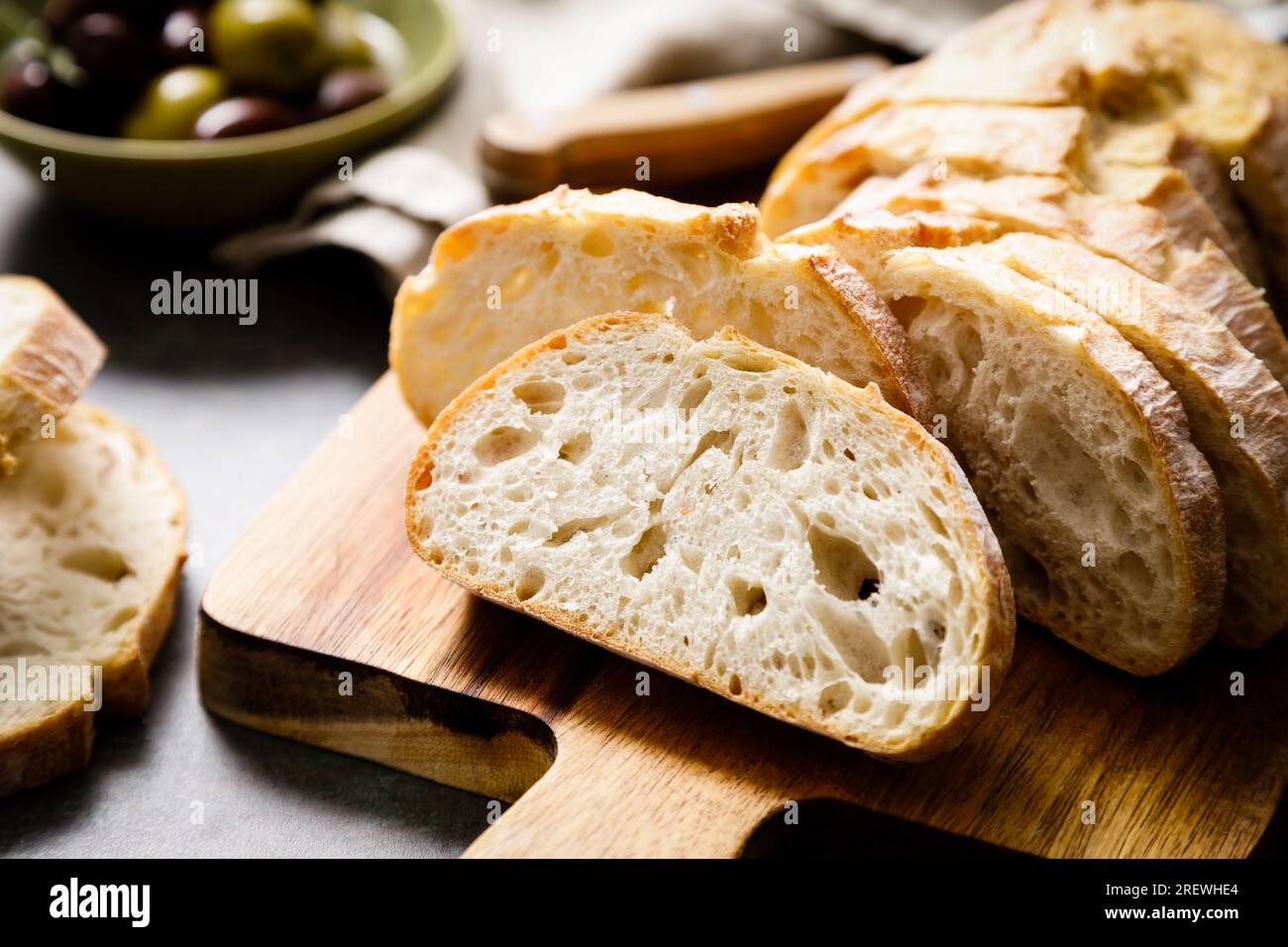 Ciabatta-Brot auf einem Brett geschnitten, Draufsicht Stockfoto
