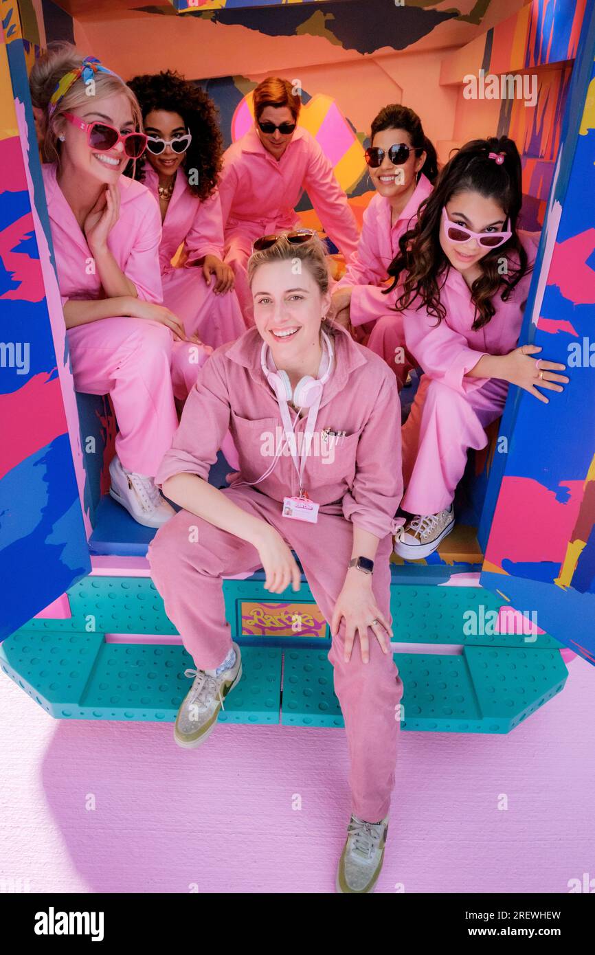 MICHAEL CERA, ARIANA GRANDE, GRETA GERWIG, AMERICA FERRARA, MARGOT ROBBIE UND ALEXANDRA SHIPP IN BARBIE (2023), REGIE GRETA GERWIG. Kredit: WARNER BROS. / Album Stockfoto