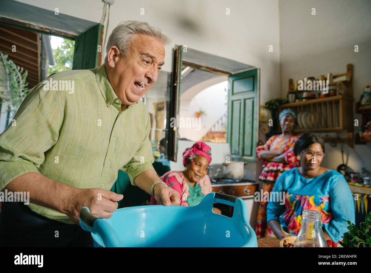 LEO HARLEM in COMO DIOS MANDA (2023), Regie PAZ JIMENEZ. Kredit: ATRESMEDIA CINE/Album Stockfoto